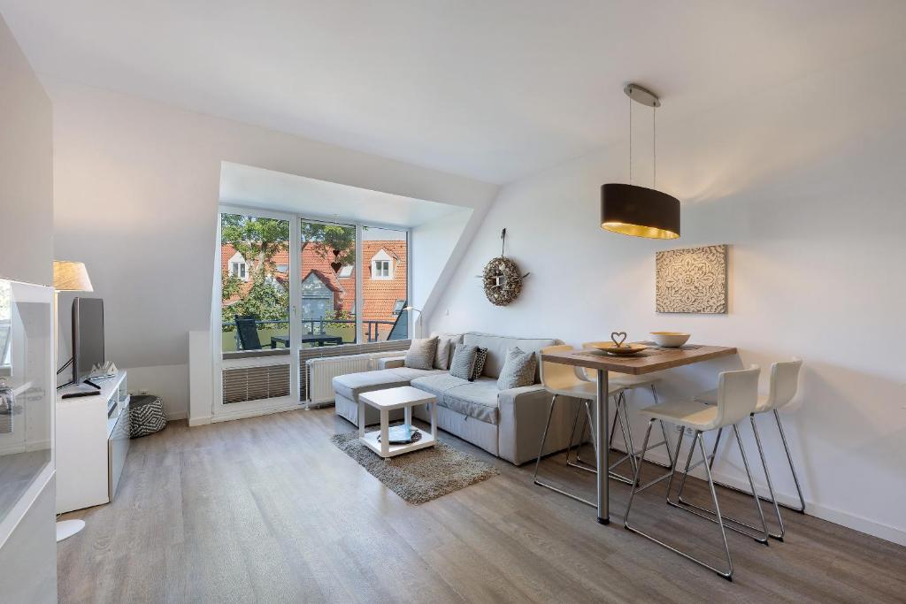 una sala de estar con un sofá y una mesa en Wohnanlage Am Mühlenteich, en Timmendorfer Strand