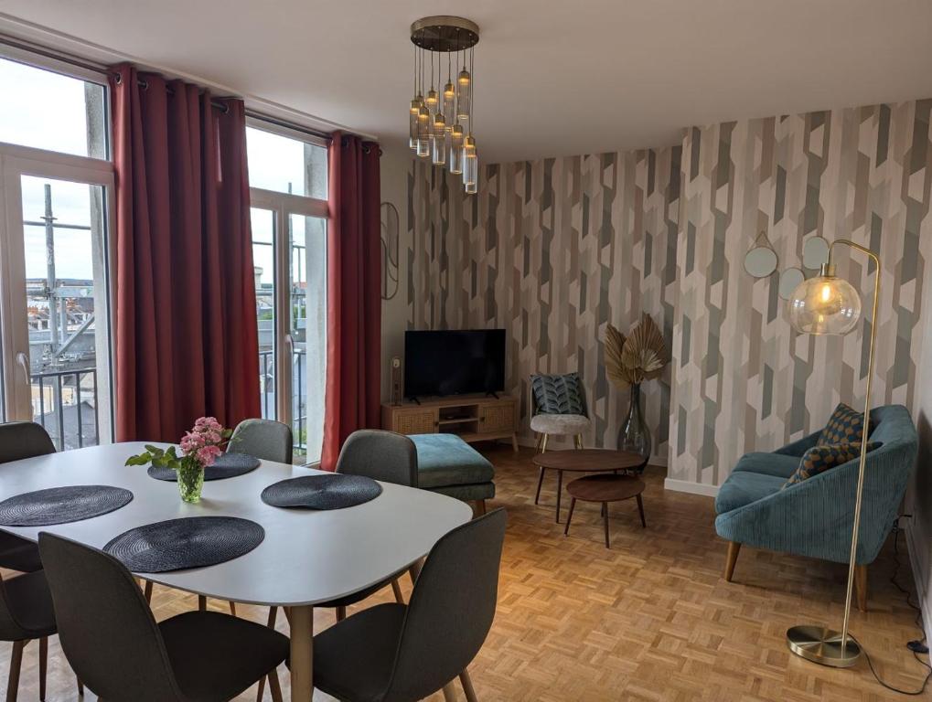 een woonkamer met een tafel en stoelen bij Sylonie in Châteauroux