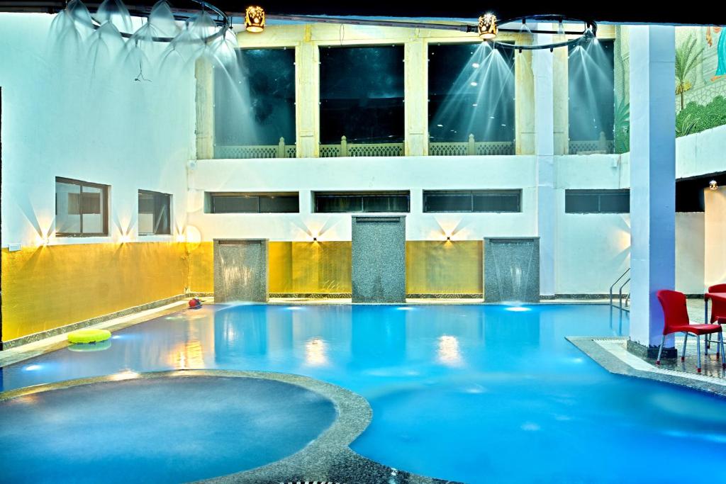 Bazén v ubytování Hotel Jaisal Inn - Pure Veg nebo v jeho okolí