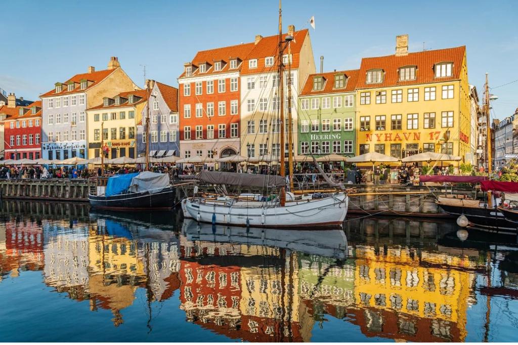 un port avec des bateaux dans l'eau et des bâtiments dans l'établissement Cozy central studio, à Copenhague