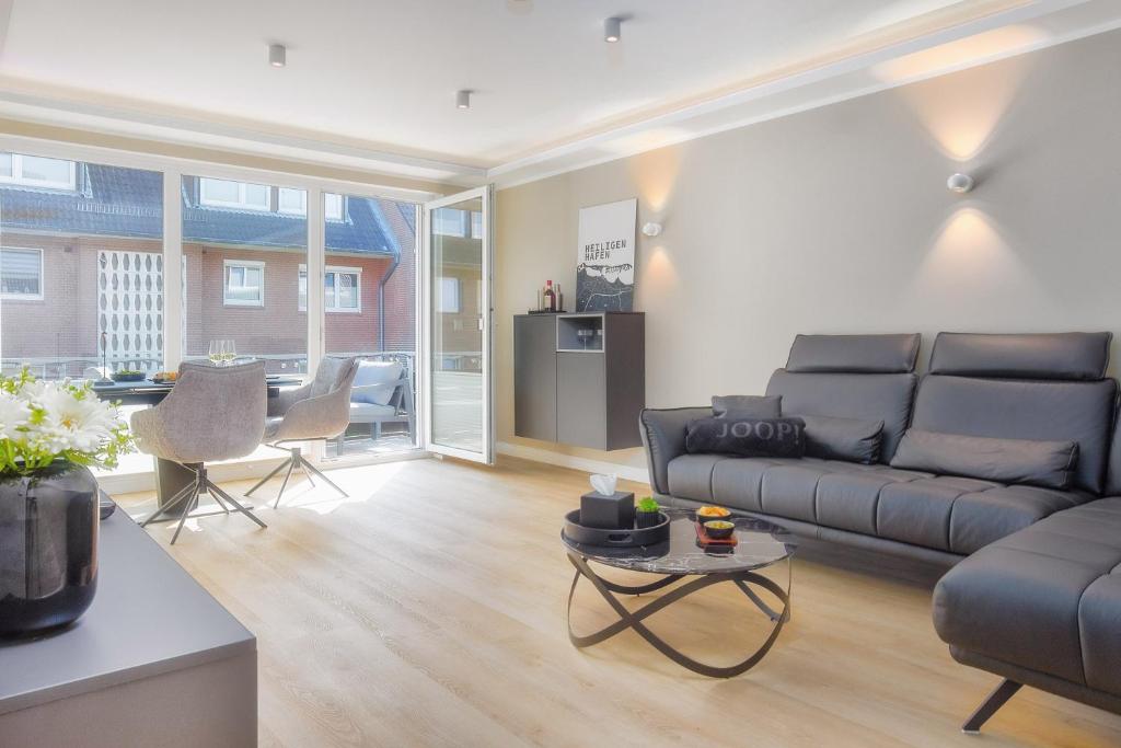 una sala de estar con un sofá y una mesa en Seewind 2, en Heiligenhafen