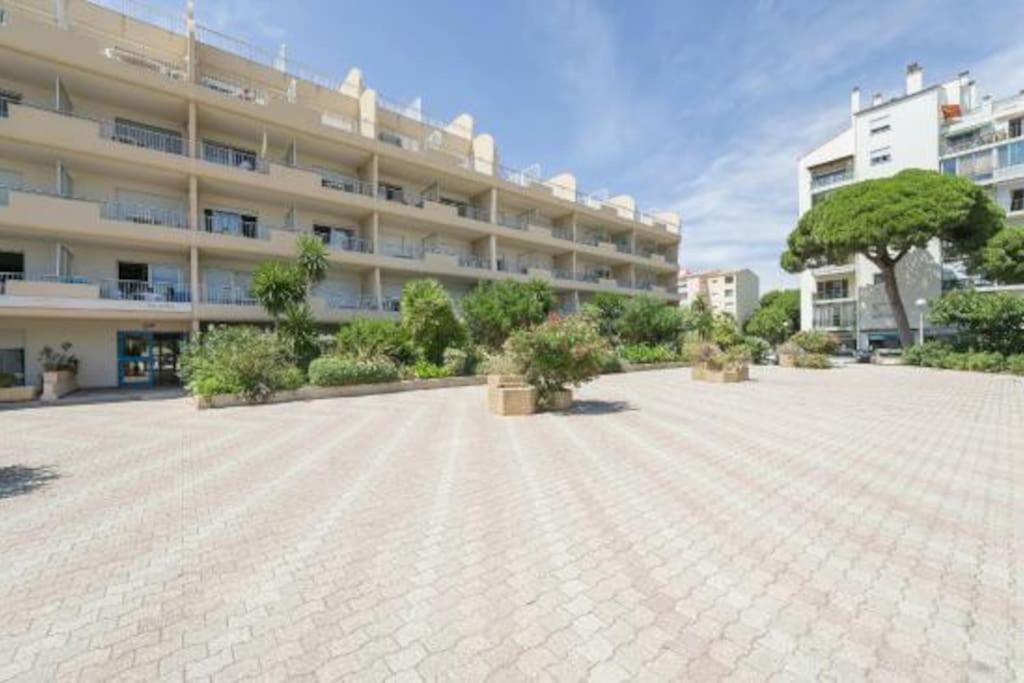 une grande cour devant un bâtiment dans l'établissement Port de Hyères 4 personnes avec terrasse, à Hyères