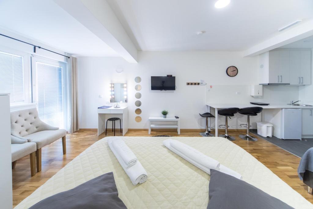 F Apartmani Kragujevac - Luxuary Business Suites - Studio With Terrace