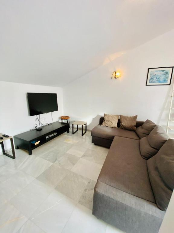 Televízia a/alebo spoločenská miestnosť v ubytovaní Apartamento con piscina en Las Rosas de Capistrano