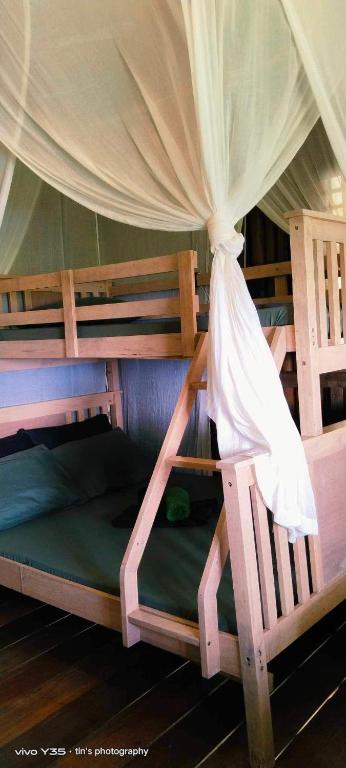 Postel nebo postele na pokoji v ubytování Sanctuaria Treehouses Busuanga