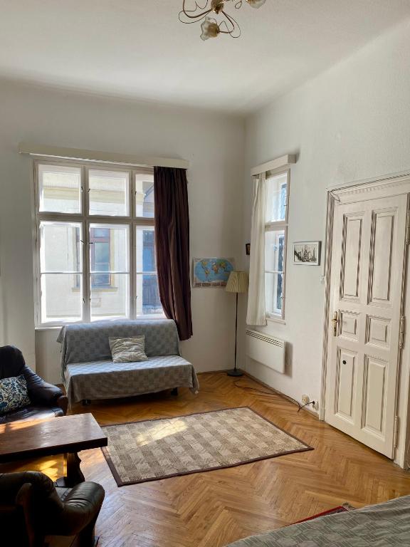 A bed or beds in a room at Astoria