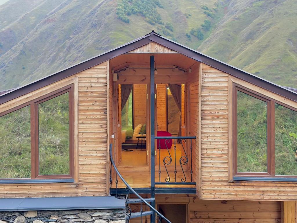 Nespecifikovaný výhled na hory nebo výhled na hory při pohledu z hotelu
