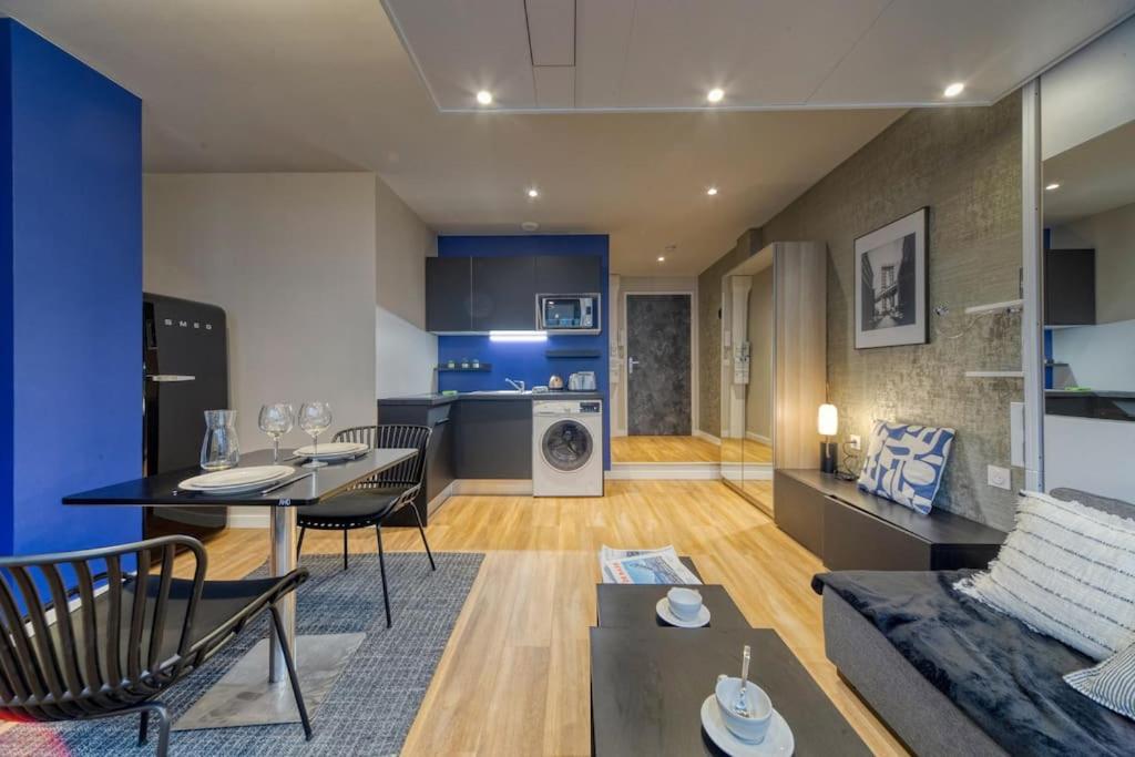 un salon avec un canapé et une table dans l'établissement R'Apparts Luxury 10, à Grenoble