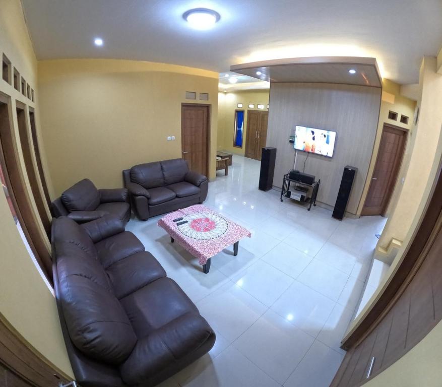 TV a/nebo společenská místnost v ubytování Griya Nakula Homestay Jogja