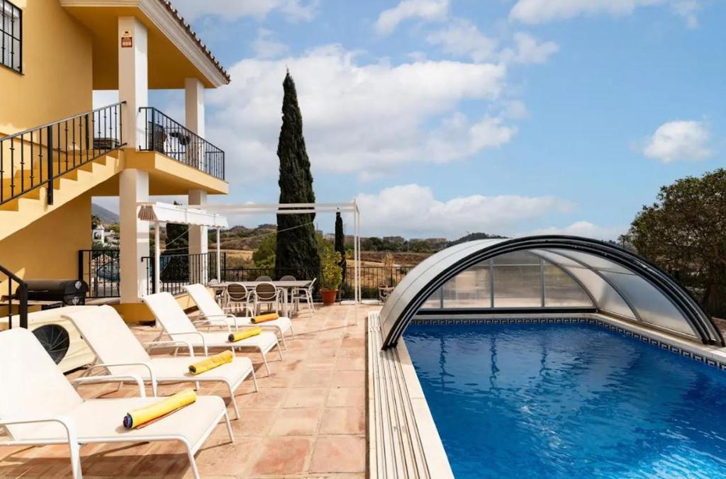 Bazén v ubytovaní Villa Vista Verde -Sea views -3 Bedrooms -Heated Pool alebo v jeho blízkosti