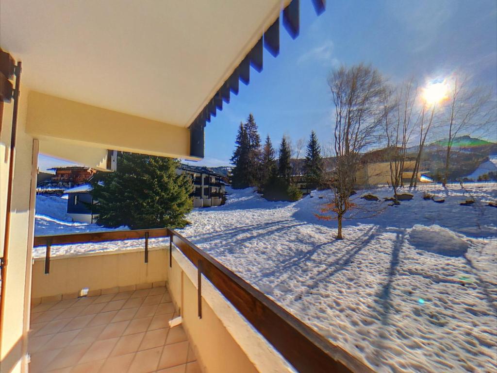 d'un balcon avec vue sur une cour enneigée. dans l'établissement AT101 Appartement 6 Pers proche base de loisirs, aux Carroz d'Arâches