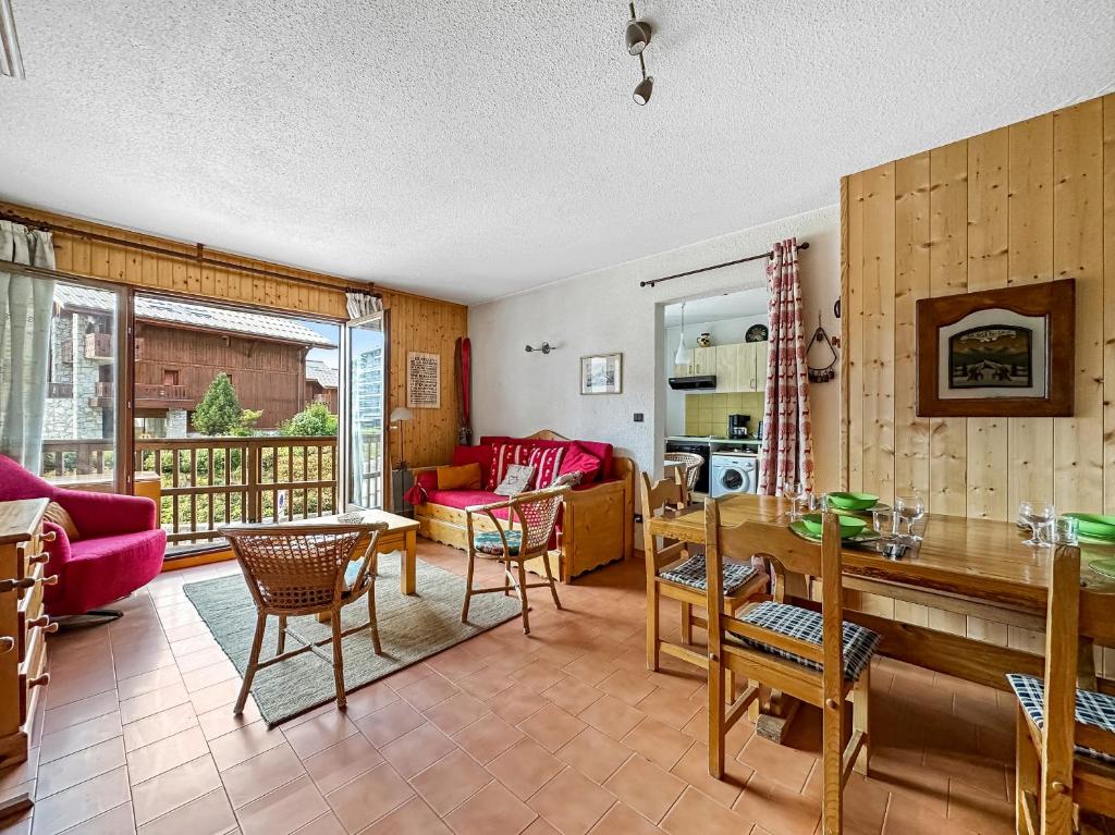 une cuisine et un salon avec une table et des chaises dans l'établissement AM104 Duplex 8 Pers centre des Carroz, aux Carroz d'Arâches
