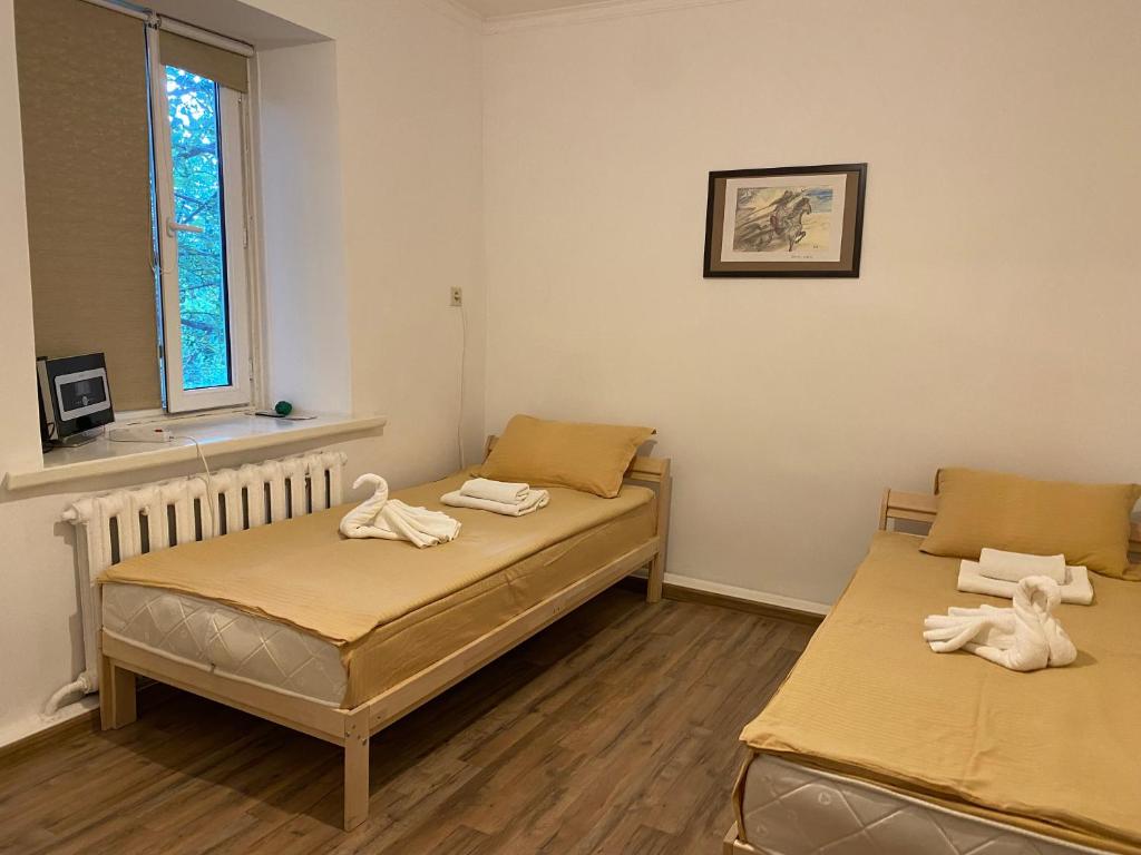 Ένα ή περισσότερα κρεβάτια σε δωμάτιο στο Caravansarai campsite Кемпинг Караван-сарай