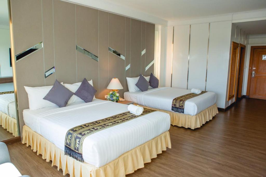 Postel nebo postele na pokoji v ubytování Siamgrand Hotel