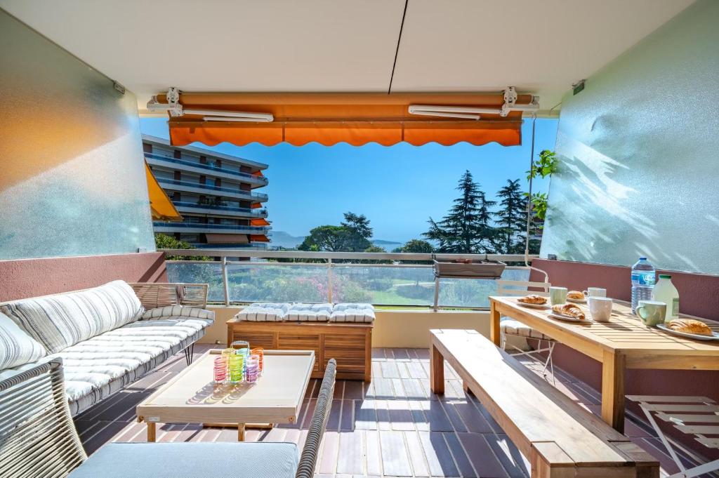 尼斯Superbe 2 pièces Clim et Parking的带沙发和桌子的阳台