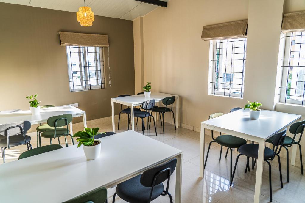 Posezení v ubytování Olive Hotel Millers Road by Embassy Group