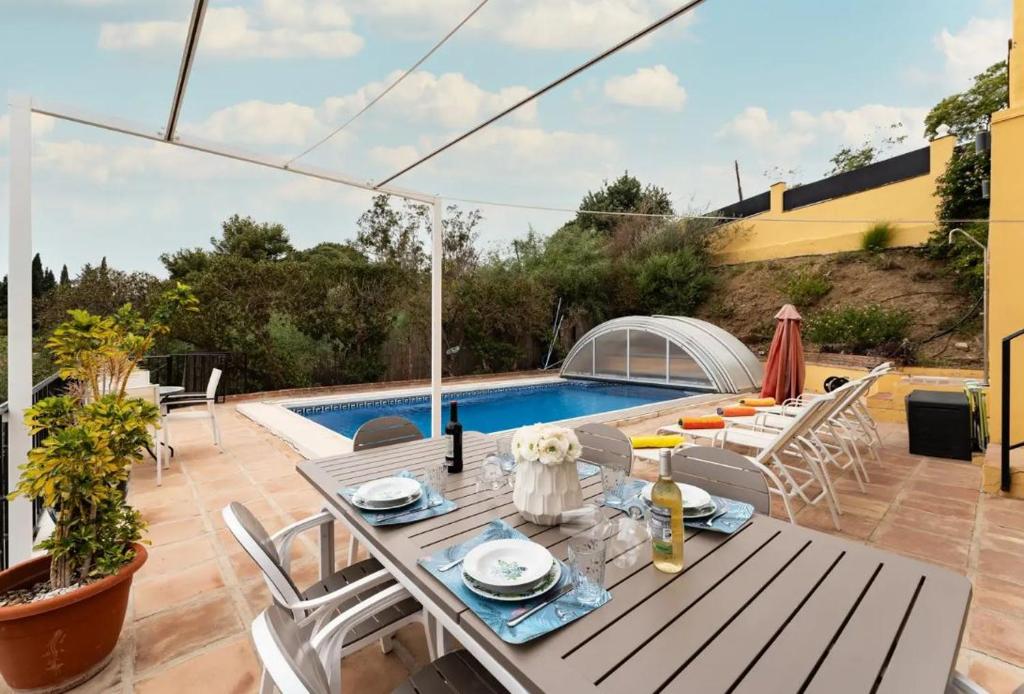 Bazén v ubytovaní Villa Vista Verde -Sea views -3 Bedrooms -Heated Pool alebo v jeho blízkosti