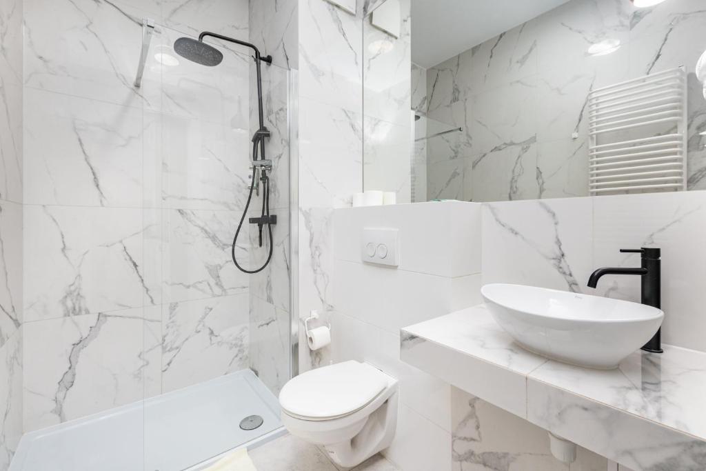 Kúpeľňa v ubytovaní Prymasa Tysiąclecia 83A C - D by Homeprime