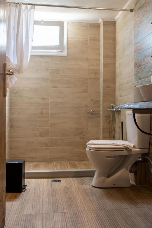 A bathroom at 1924 Studios 1