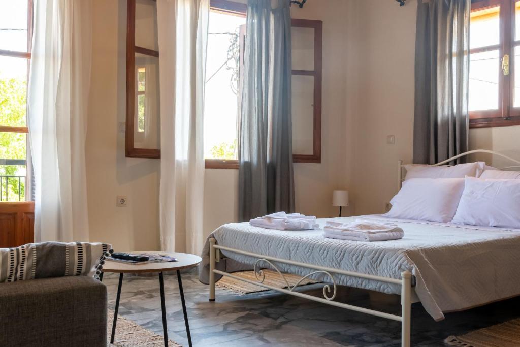 A bed or beds in a room at 1924 Studios 1