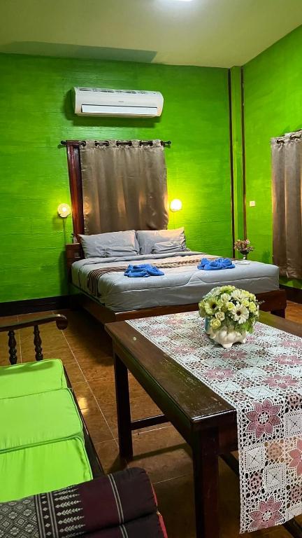 Postel nebo postele na pokoji v ubytování เชียงคานพาราไดร์รีสอร์ท&มีตติ้ง