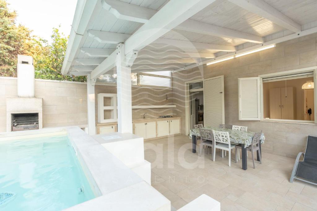 The swimming pool at or close to Villa Lux Bacino Grande - piscina privata By Cala Salento