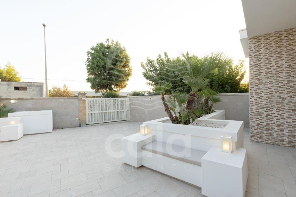 A seating area at Villa Lux Bacino Grande - piscina privata By Cala Salento