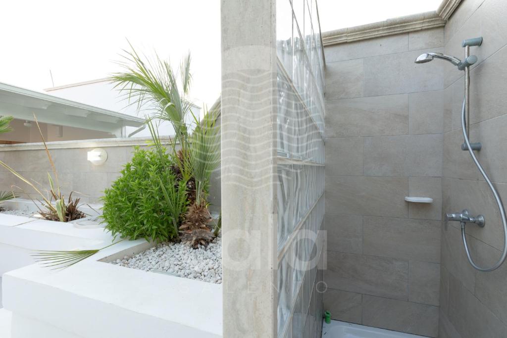 A bathroom at Villa Lux Bacino Grande - piscina privata By Cala Salento