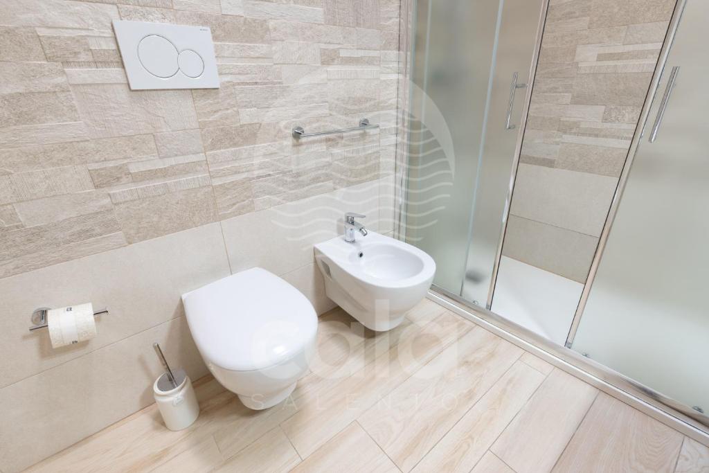 A bathroom at Villa Lux Bacino Grande - piscina privata By Cala Salento