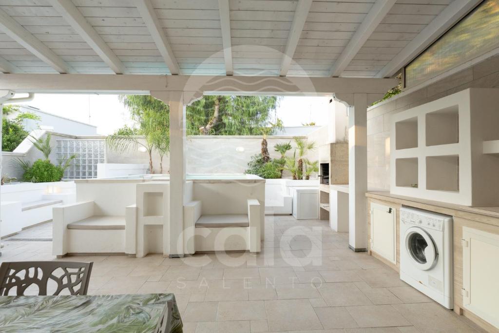 A seating area at Villa Lux Bacino Grande - piscina privata By Cala Salento