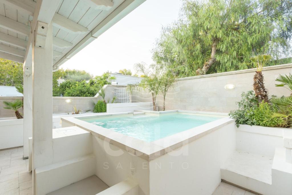 The swimming pool at or close to Villa Lux Bacino Grande - piscina privata By Cala Salento