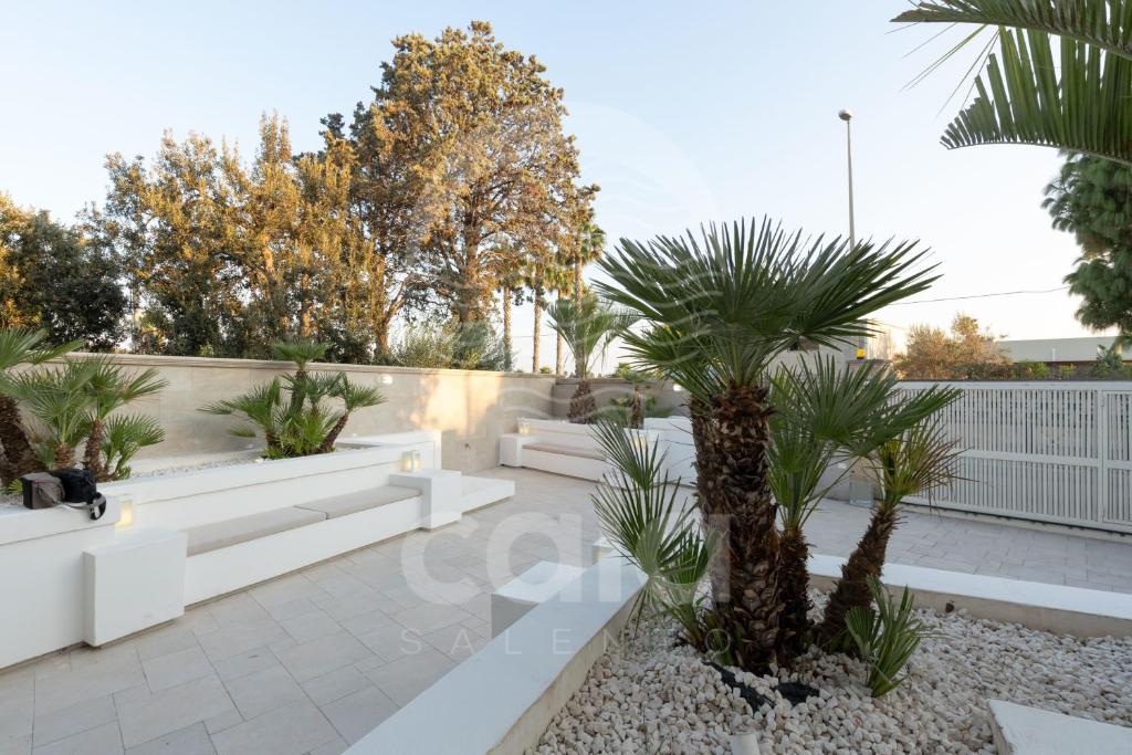 A garden outside Villa Lux Bacino Grande - piscina privata By Cala Salento