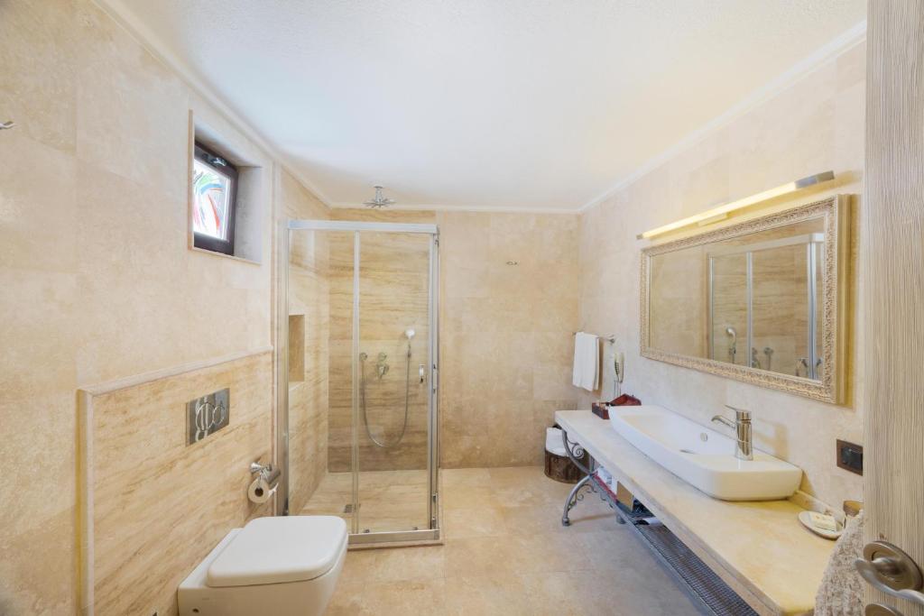 A bathroom at Tafoni Houses Cave Hotel
