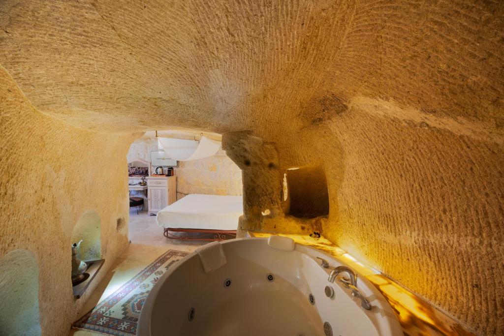 A television and/or entertainment centre at Tafoni Houses Cave Hotel