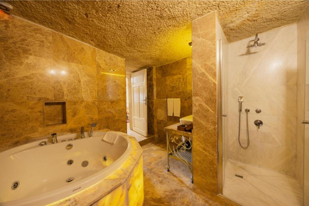A bathroom at Tafoni Houses Cave Hotel
