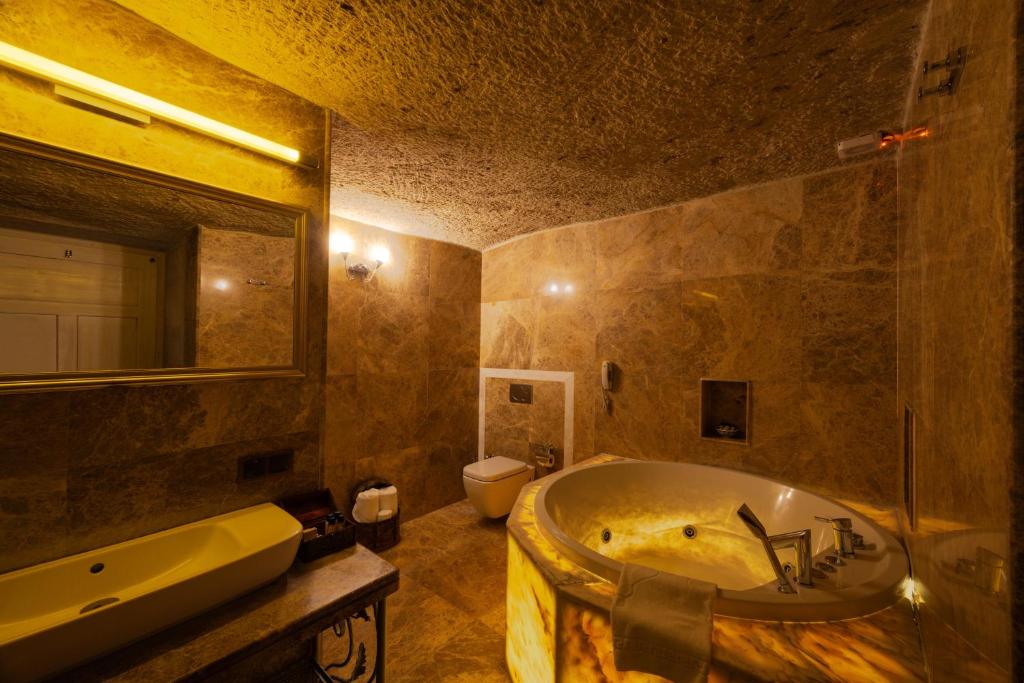 A bathroom at Tafoni Houses Cave Hotel