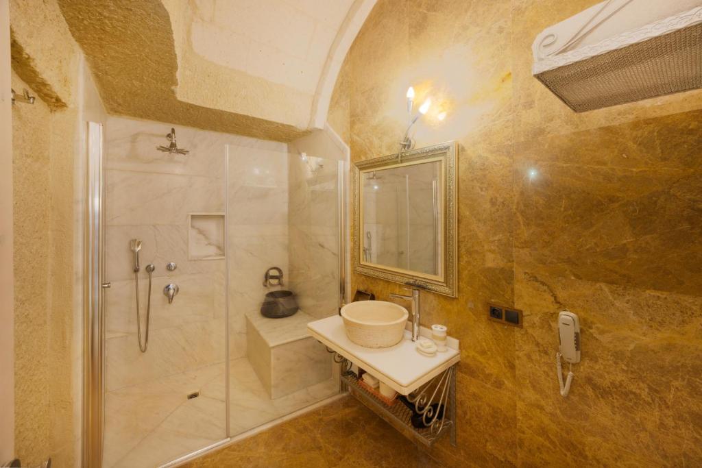 A bathroom at Tafoni Houses Cave Hotel