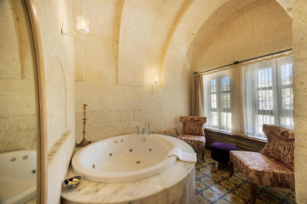 A bathroom at Tafoni Houses Cave Hotel