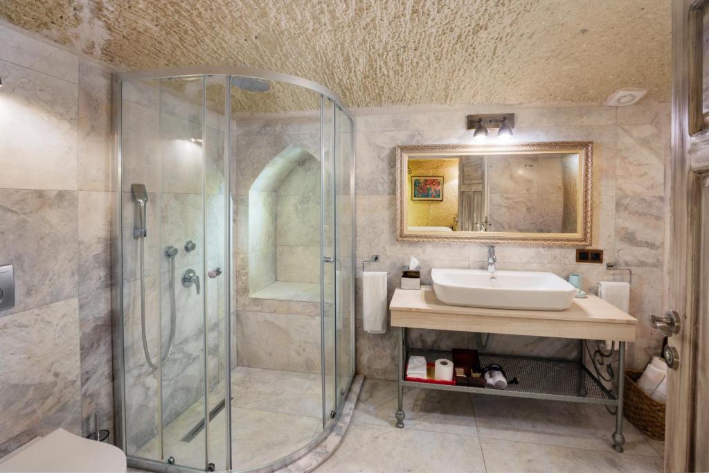 A bathroom at Tafoni Houses Cave Hotel