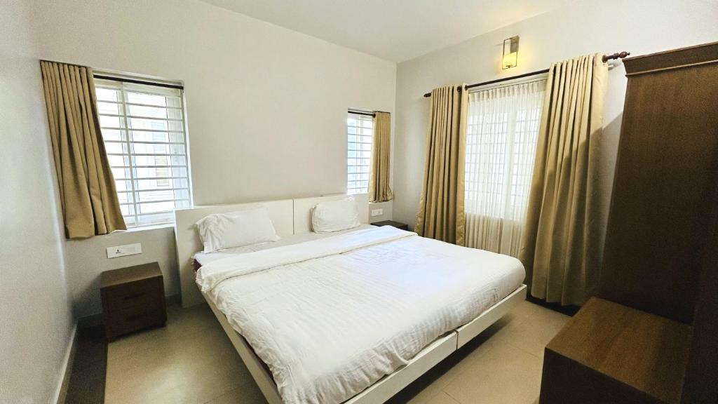Postel nebo postele na pokoji v ubytování Away From Home - 5 - Rooms In Ooty, Home Stay Ooty