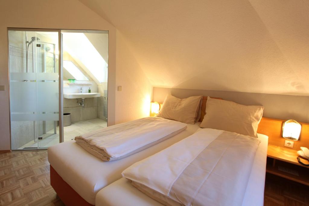 Posteľ alebo postele v izbe v ubytovaní Hotel-Restaurant-Café Krainer