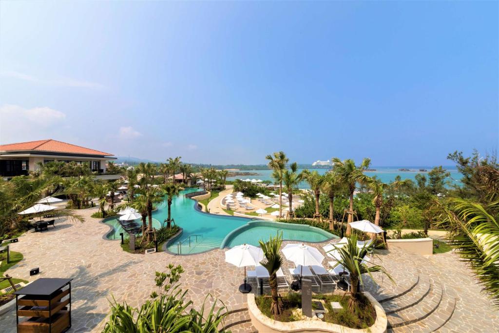 Bazén v ubytování Hyatt Regency Seragaki Island Okinawa nebo v jeho okolí