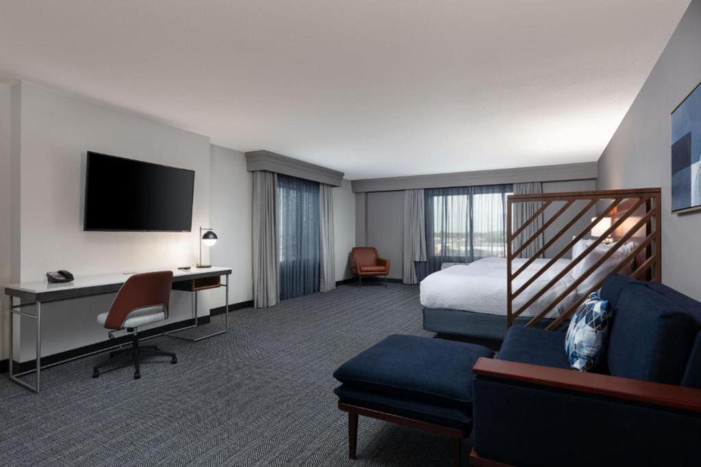 Courtyard by Marriott Wichita at Old Town - Junior Queen Suite