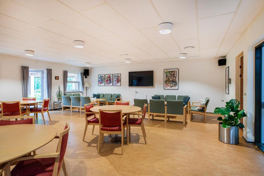 En TV eller et underholdningssystem på Aarhus Hostel og Hotel