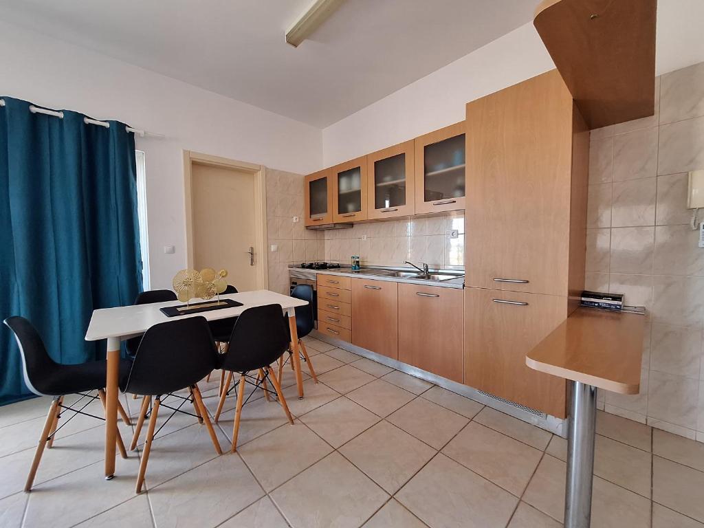 a kitchen with a table and chairs in a room at Ca Luna Deluxe sun & Beach in Sal Rei