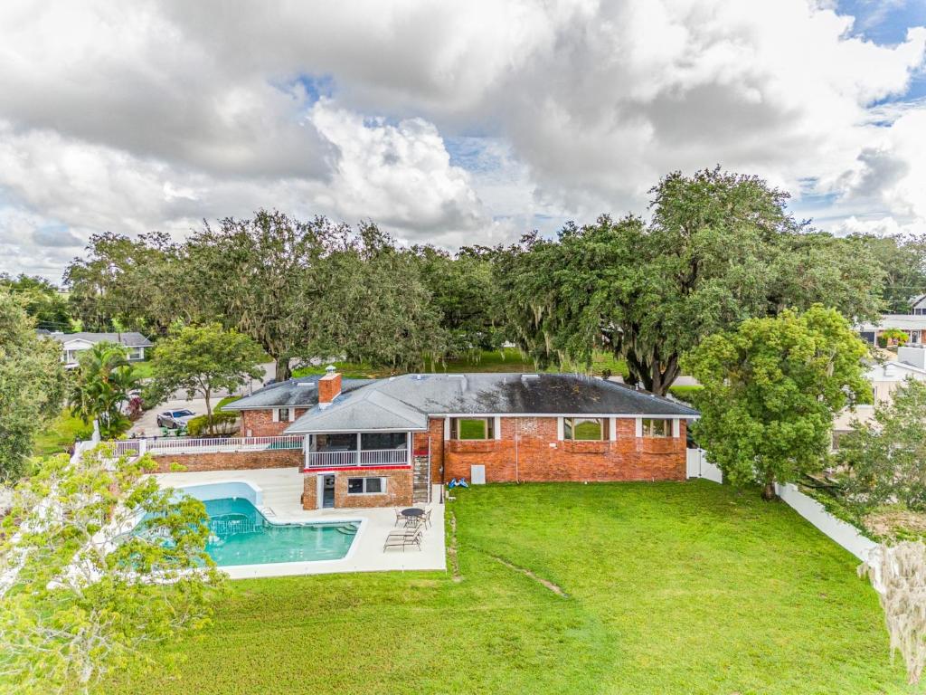 una vista aérea de una casa con piscina en Beautiful Lake View Retreat Drivable to Theme Parks home, en Haines City