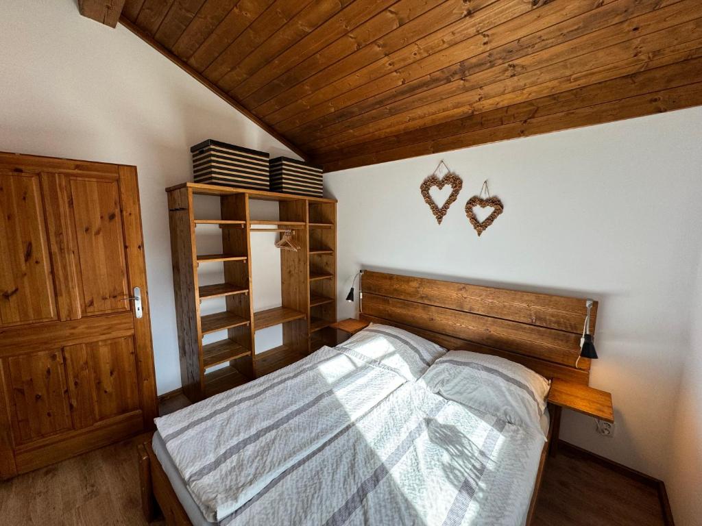 Postel nebo postele na pokoji v ubytování Kamenny apartman
