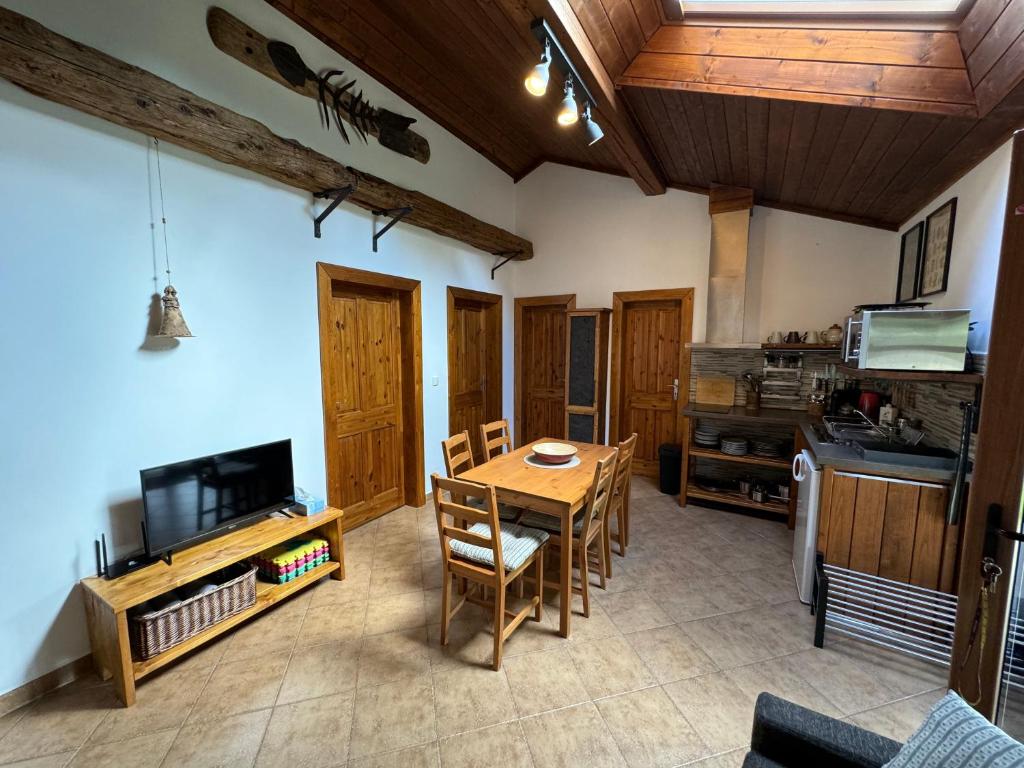 Kuchyň nebo kuchyňský kout v ubytování Kamenny apartman