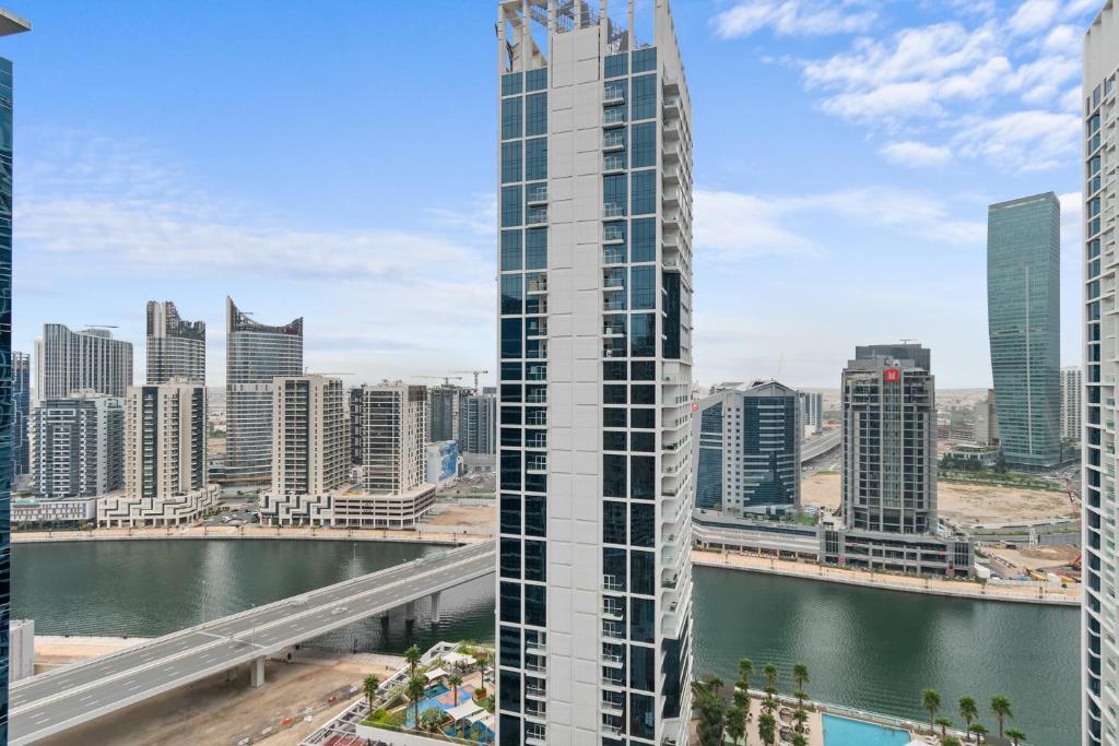 لابی و فضای عمومی Waves - Chic High-Floor Studio Retreat with Canal Views - تصویر ۵