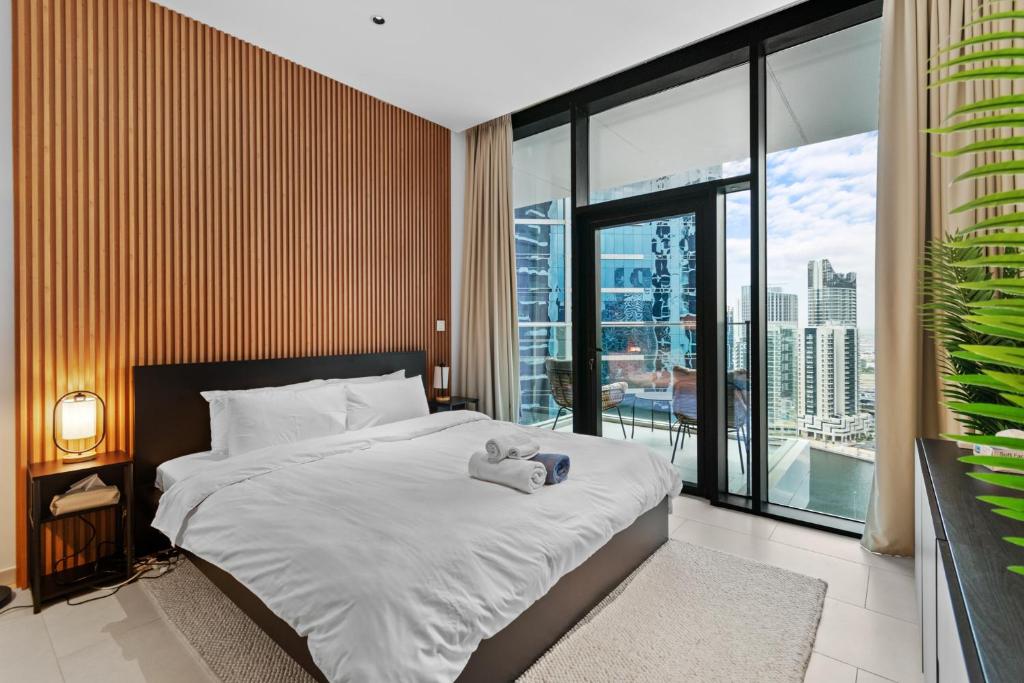 فضای داخلی Waves - Chic High-Floor Studio Retreat with Canal Views در دبی - تصویر ۳